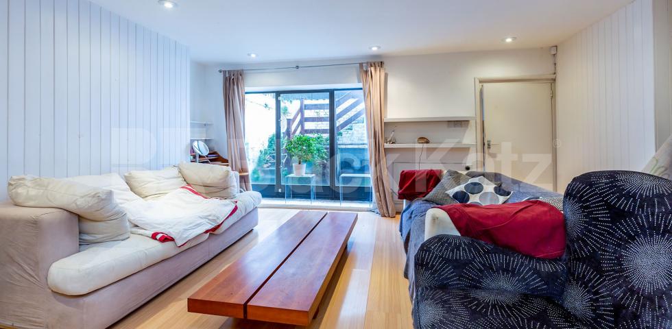 Spacious studio minutes to Camden Tube & Regents Park Arlington Road, Camden